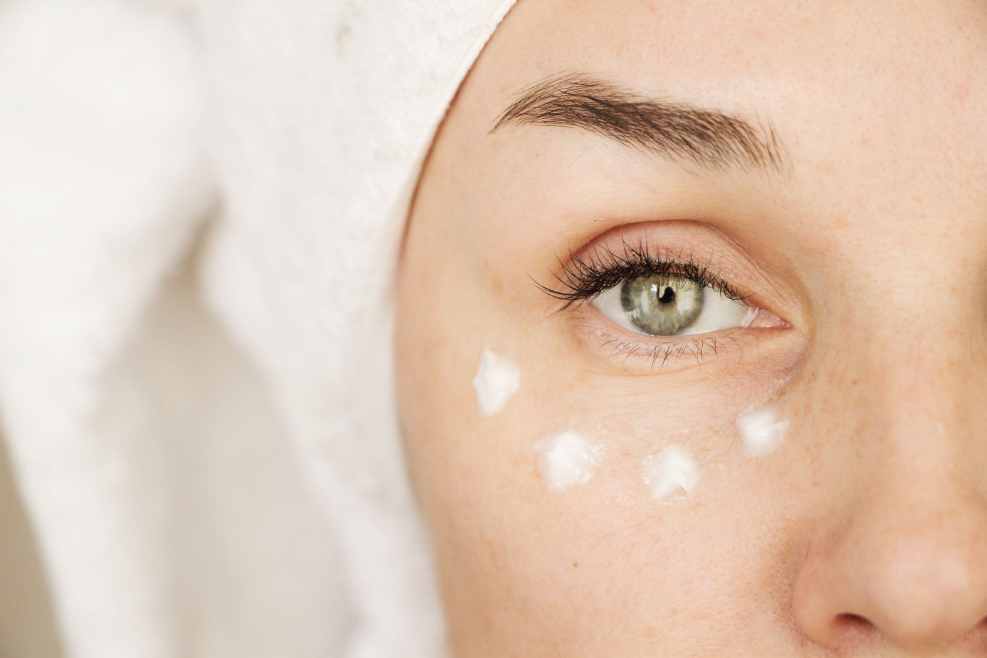 Application de crème pour le visage