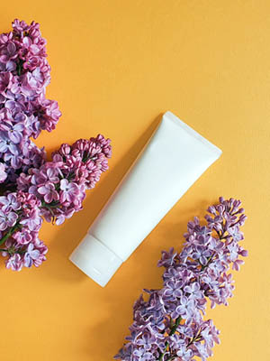 White Plastic Cosmetic Bottle / Tube For Design Labels And Flowe Frasco de loção para mãos de marca branca, exemplo da linha promocional Sarati